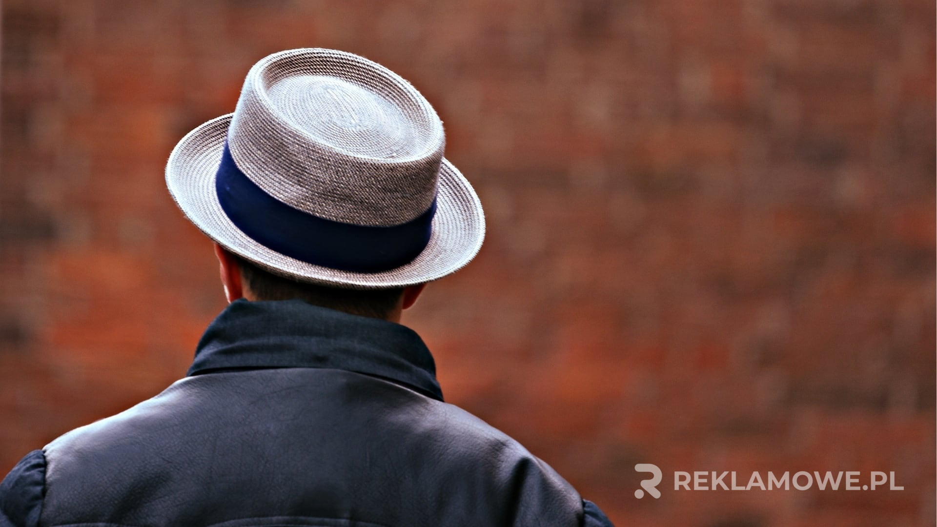 Kapelusz reklamowy na tle produkcyjnym