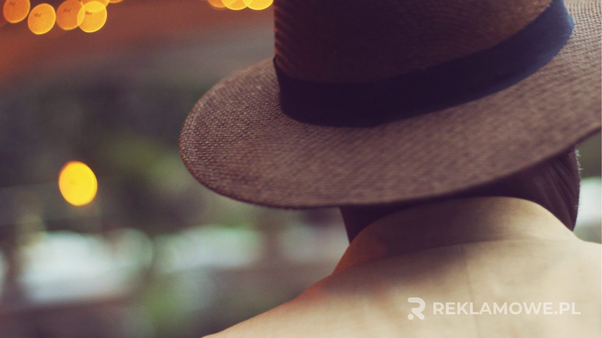 Kapelusz reklamowy z logo na tle wydarzenia