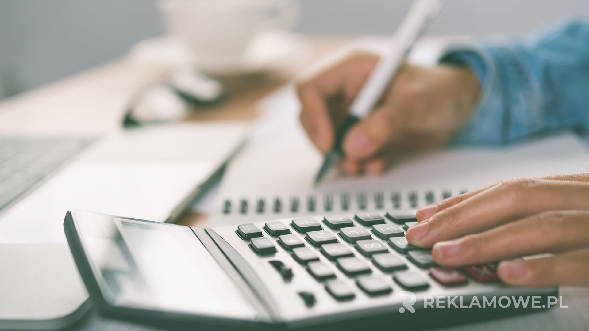 Kapelusz z logo firmy jako narzędzie reklamowe