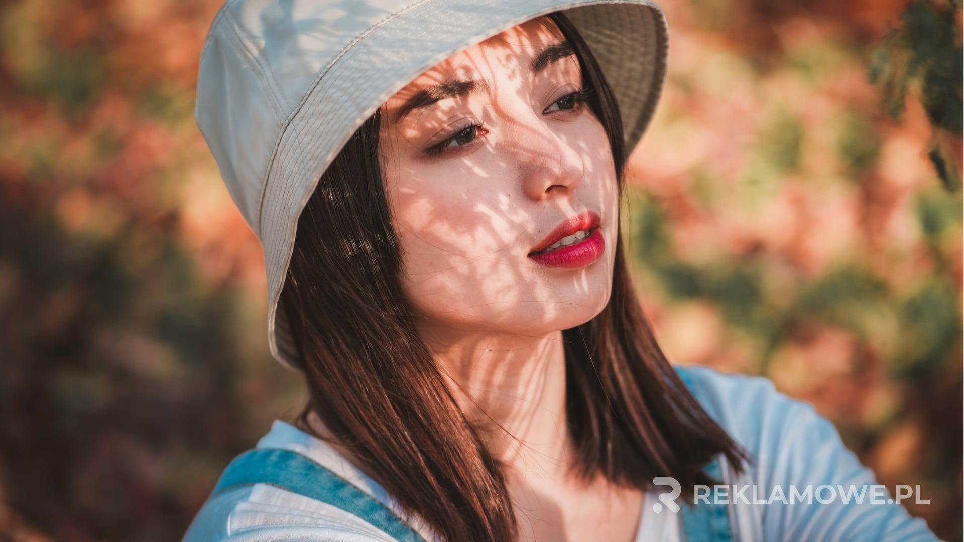 Różnorodność ludzi noszących reklamowe kapelusze