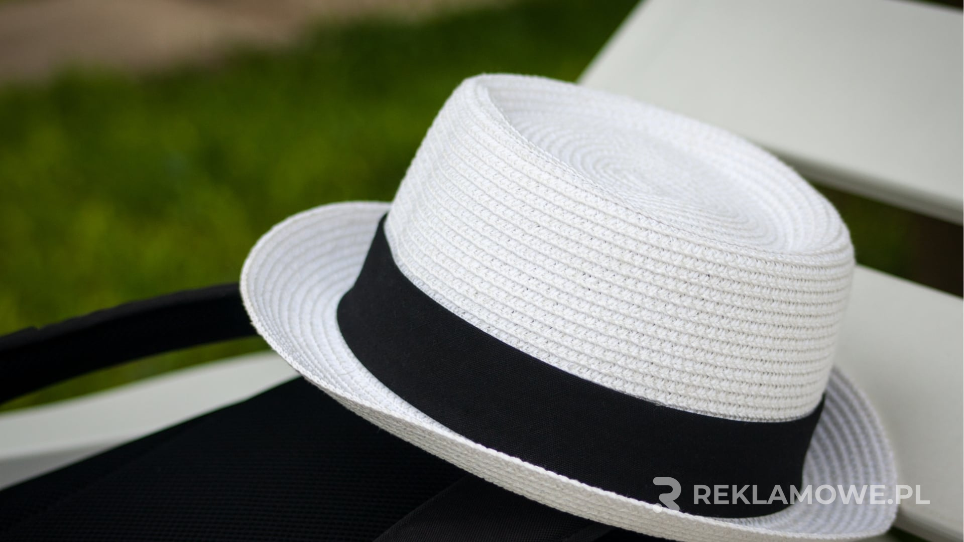 Personalizacja Kapeluszy Reklamowych – Jak To Robić Dobrze? Kapelusz z indywidualnym nadrukiem reklamowym