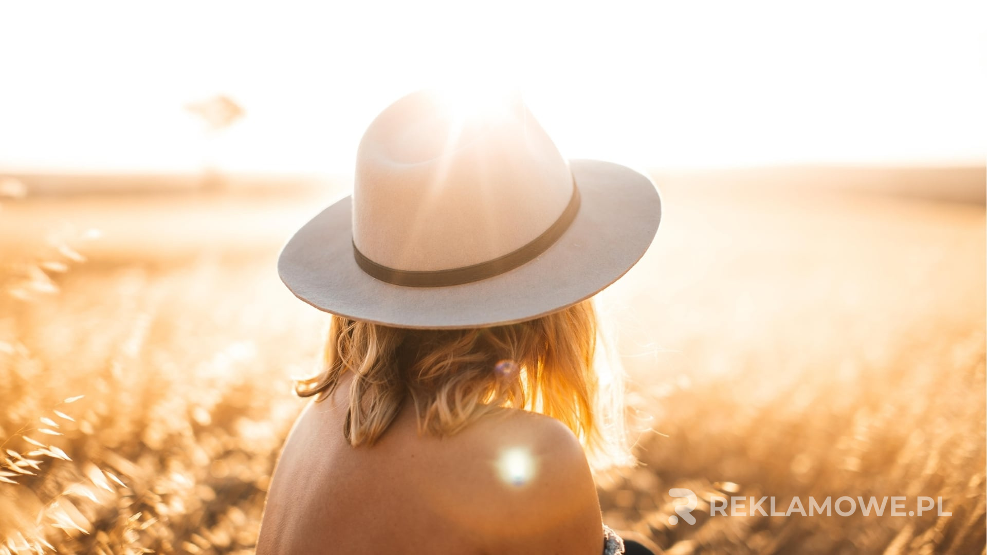 Personalizacja kapeluszy reklamowych z różnymi wzorami