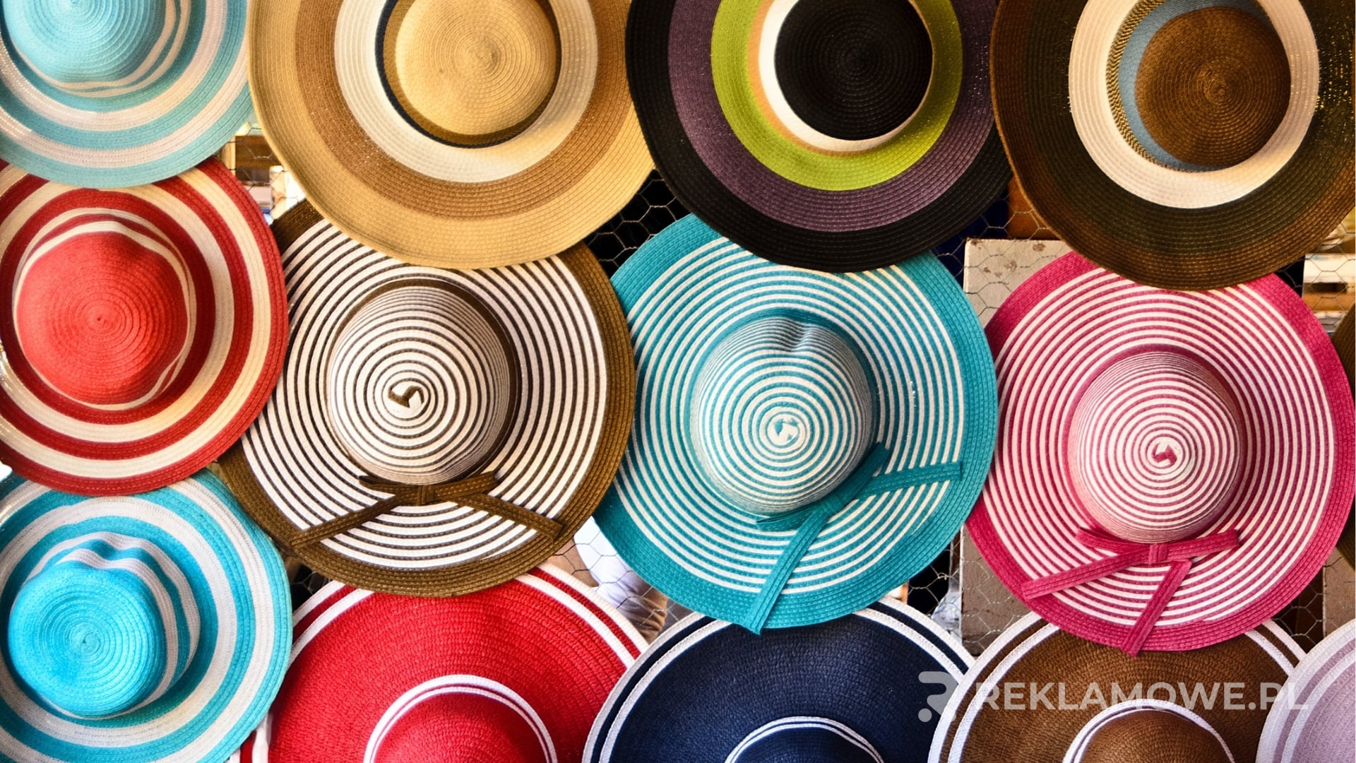 Różne rodzaje kapeluszy reklamowych na tle neutralnym