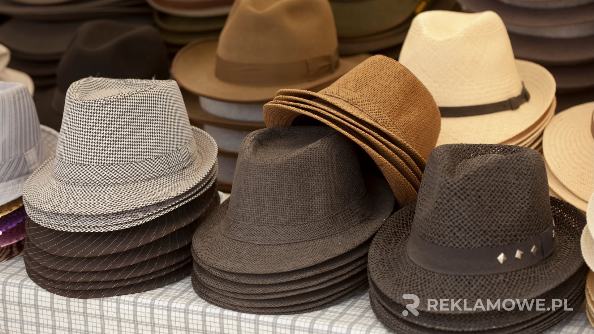 Skuteczność kapeluszy reklamowych w marketingu Kapelusz reklamowy używany w promocji